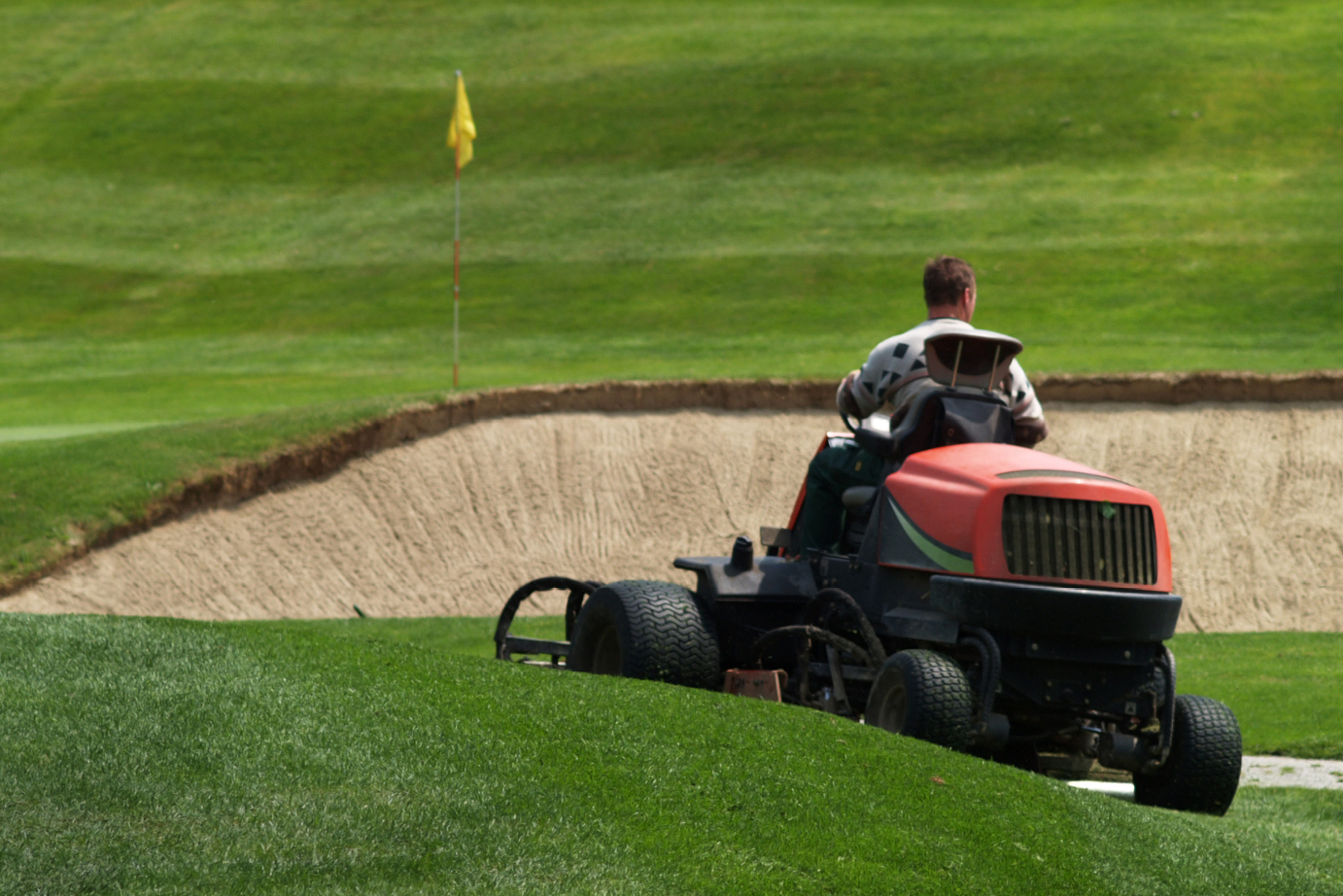 2023 Summer_Hiring Campaign Web Mobile 1382x922-GolfMaintenance image